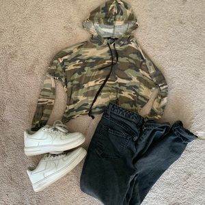 💚Forever 21 Camo Cropped Hoodie 💚